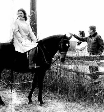 Jackie Kennedy taking a break from riding to chat with her husband John F. Kennedy and her sister Lee Radziwill.