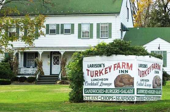 Larisons Sign and Restaurant