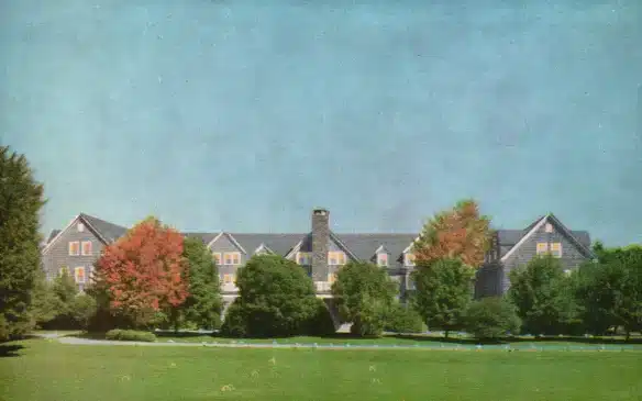 Postcard PA Pocono Pines Pocohanne Lodge at Pocono Crest